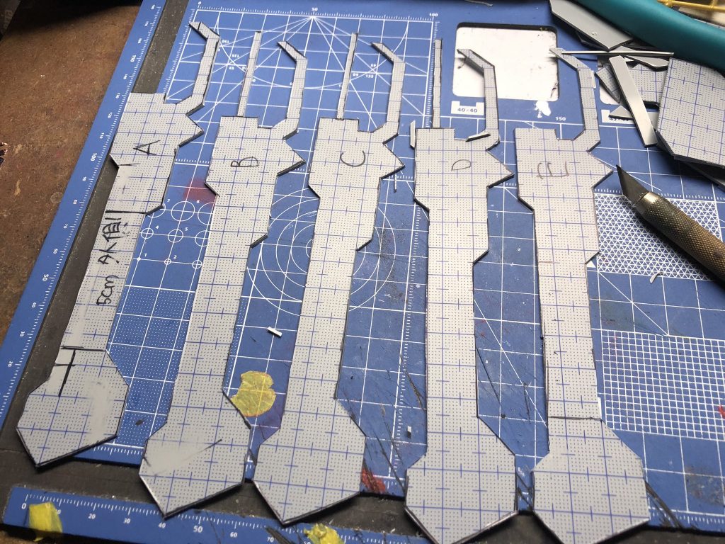 バスターソードは、プラ板を五枚重ね武器の持ち手を取り付ける形となりました。