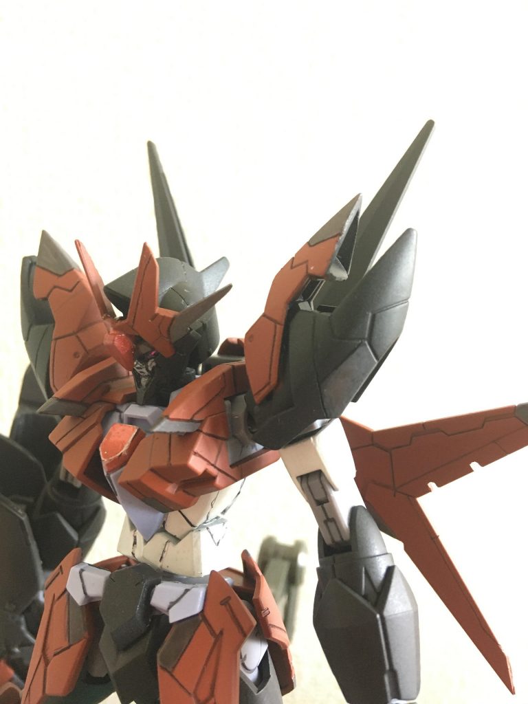 両肩アーマーは位置を少しズラして接着してあります