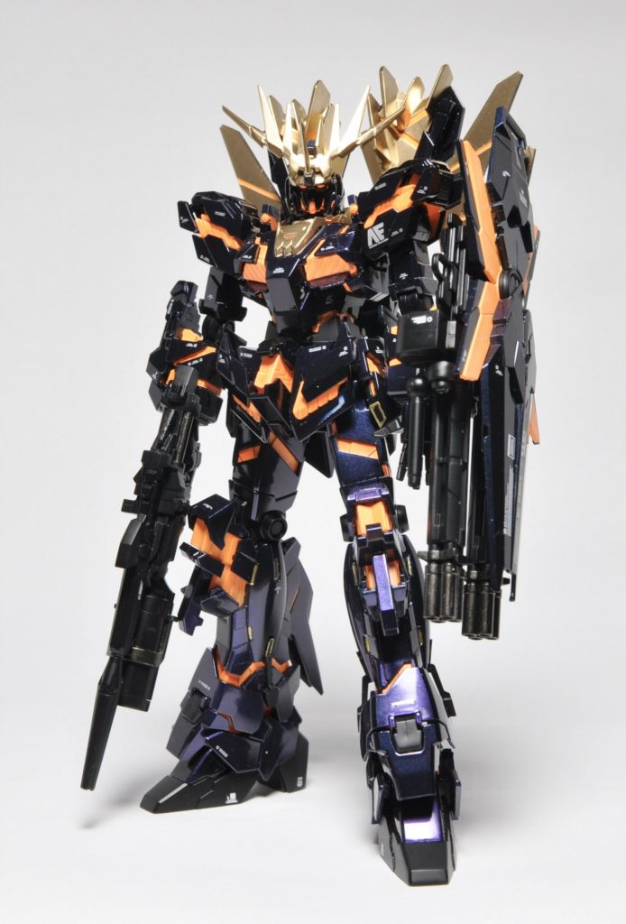 白背景にて。本体の改修は頭部アンテナの研磨と首を2mm程度延長したのみです。