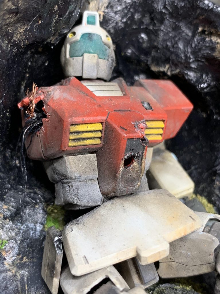 塗装が剥げてしまったところを直したり、爆竹では表現できない弾痕を付けてみたり、腕を千切られたような加工をしたり、色々手を加えて…