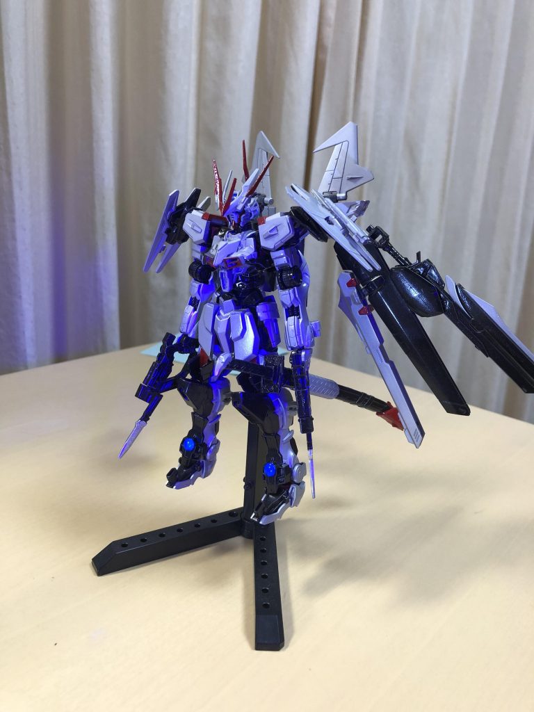 テンペストストライカーはノワールストライカーにアロンダイトを付けて作りました。武装は先端にアーマーシュナイダーが付けてある片手銃が2丁、ガーベラストレート極に両肩に付けてあるガントレットセイバー(ガントレットセイバーはカメラとしても使用可能)、脚部グリフォンビームブレイド、腹部ビーム砲です。