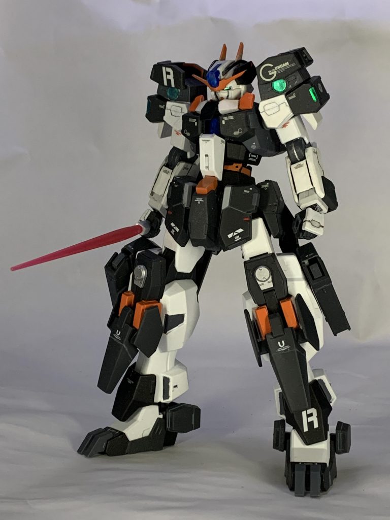 実はビームサーベルもマウントできるように腰部にアリオスのサーベルラックを採用しております。