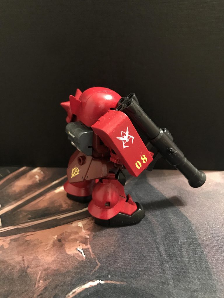 シャアデカールが使いたくて貼ってみましたがシールドはやっぱジオンマークの方がかっこいいですかね。