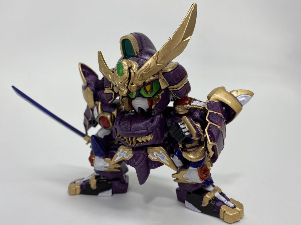 今回の肝。踏ん張った姿勢でもかっこよさを出せるよう、SMKフレームを軸にアストレイを使っています。 