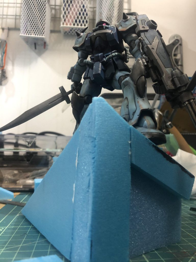 台座は百均のスチレンボードから作成適当に指でちぎったりした後一旦黒に塗り、ファレホのストーングレイを乗せています