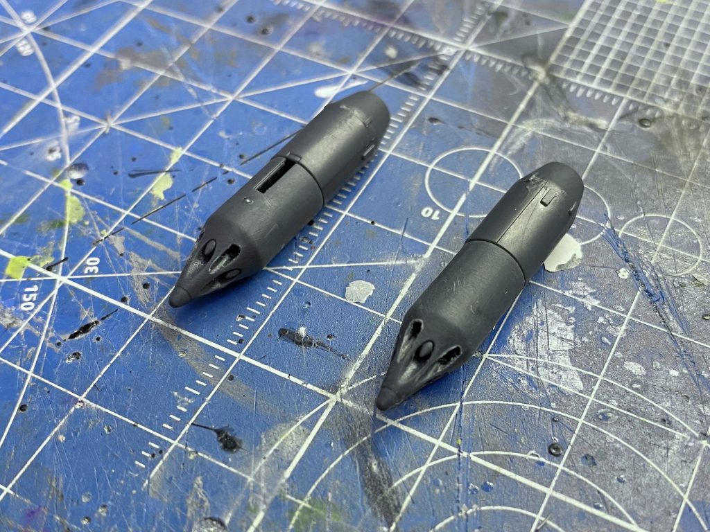 コンテナの上部にあるロケットランチャーは「HGCEウィンダム」のジェットストライカーに設置されているロケット弾ポッドを使用。1mmのドリルで穴を空けて真鍮線を挿入しました。