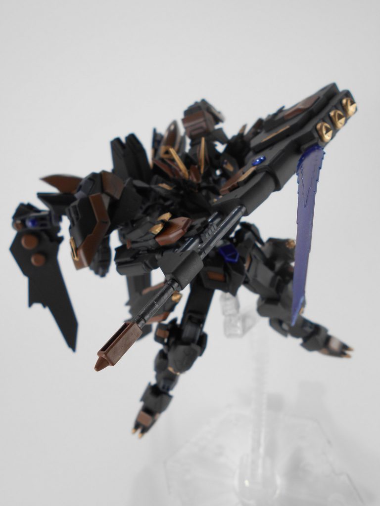 「ジィシーモ」ビームソード ・「ニーンド」。攻撃を防ぐ目的はなく、照射角に角度をつけて奇襲用に使用するのが目的です。「ニーンド」はギリシャ語で「震動」のアナグラムです。