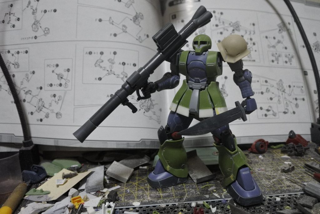サフ前太もものディテール追加以外にも､スカート部分が短く感じたので約5mm程延長･塗装を考えての頭部ヘルメット･脹脛･前腕･胸部左右パーツ ､武装類後ハメ化･左肩部が小さく感じたのでザクスナイパーから軸ごと移植など､ちまちまと改造を行いました｡