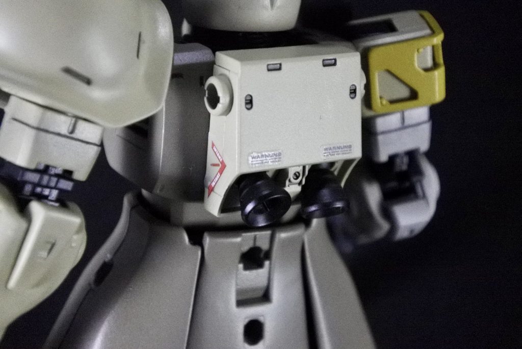 頭部モノアイは開口した後､2.8mm程のレンズパーツをつけました｡また今回初の試みとして､デカール類に挑戦してみました｡使用したのは水転写式デカールとマーキングシール数種類だけですが､貼る位置を考えるのは楽しかったです｡