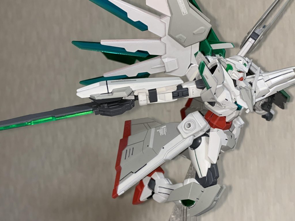 GNソードアメイジングエクシアのものを流用しています。実は元々はアストレアの武装を流用予定だったのですが、某RASのSacred wouldの歌詞にある「歪んだ未来を滅ぼせ」を聞いて連想が浮かんだため採用された武装になります。