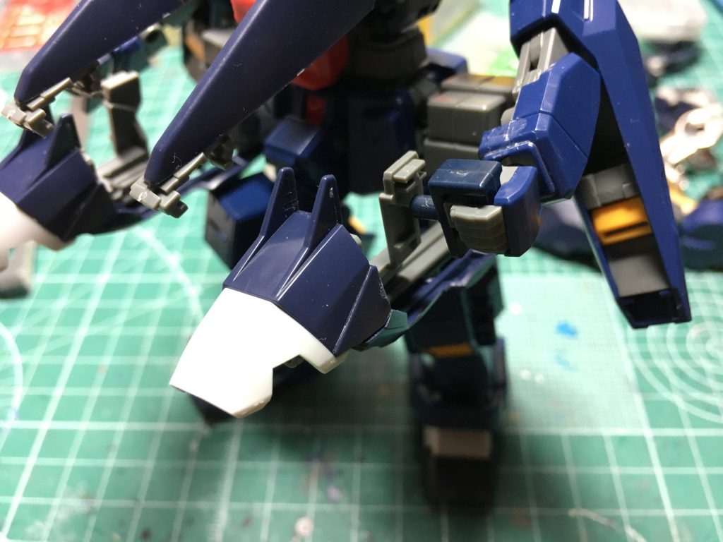 　ホールディング・グリップはサイドアーマーとの接続に使うパーツを核に、ポリキャップとウェーブのプラサポ、HGFAヘビーアームズのグリップから。グリップの内側の厚みを削り、付属の手首で持てるように調整しました。