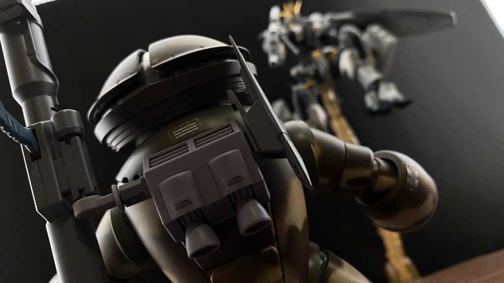 「隊長ォ！」　薄暗いコクピットに自分以外の声が響く。哨戒行動中に、遭遇した敵の小隊をさほど苦もなく撃破し、残りは対岸の小さな丘、おそらくMS用の塹壕の跡、ここは過去に何度か大規模な戦闘があったエリアに近い。その陰に隠れた敵機を誘い出す為、川辺に近づいた時だった。モニターが