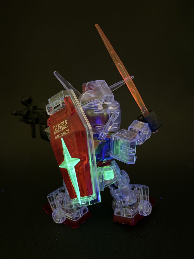 後ろ姿、ブラックライト照射時