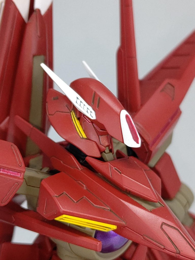 センサーやカメラアイなどは水性ホビーカラーのメタリックレッドで。