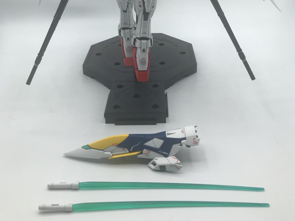 最後に塗装レシピ【下地】白：サーフェイサーEVOホワイト（G)関節：メカサフヘビィ（G)【塗装】白：ピュアホワイト（F)白（羽部）：ピュアホワイト（F)→ムーンストーンパール（C)薄い青：インディブルー75％（C)＋ディナイトグリーン10%（C)+ホワイト15％（C)濃い青：インディブルー90％（C)＋ネイビーブルー10%（C)赤：フレイムレッド（G)黄：サンシャインイエロー（G)クリアパーツ：GXメタルグリーン（C)胸のパーツ：下地サフEVO黒→メッキシルバーNEXT（C)→蛍光ブルーグリーン50%(G)+蛍光ブルー50%(G)武器：ネイビーブルー60％（C)＋ファントムグレー40%（C)武器ゴールド部：パールカッパー（G)