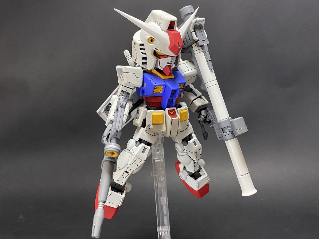 ビームライフルの接続ピンは切り落としたので、腰の接続部はバズーカラック専用になっています。