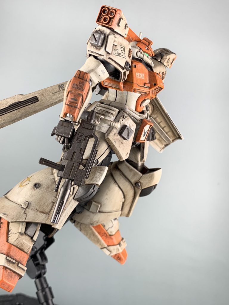 カラーリングはパワードジムを参考に配色を決め最後にウェザリングを施しました。ディテールはセイラマスオさんを参考にしました。所々に入れたマーキングがいい感じになったと思います。