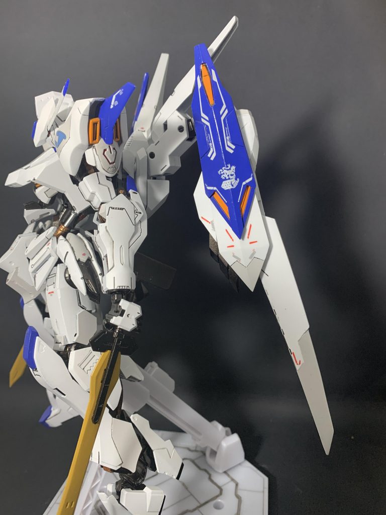 1番苦労と言うかこだわったのは羽ですね。羽のアームはキットそのままですが、アームに付いている小羽根?もプラ板で大型化、本体はプラ板で自作してアニメ作画のようなシャープさができたと思います。羽の本体がキットより一回り大きくなったので、羽自体も幅増しと延長して大型化しています。他にもスラスターもプラ板の箱組で自作しました。ではポーズ撮ったので