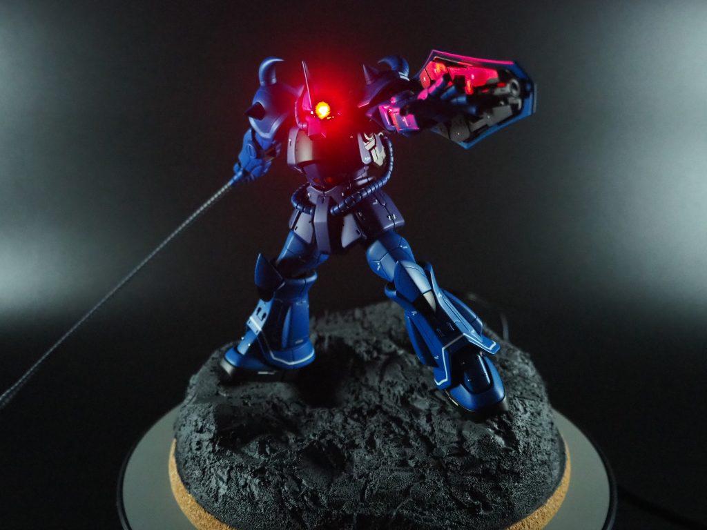 フロント今回はポージング固定で作ってます動かそうと思えば普通の素組みみたいに動きますが、塗装ハゲが怖いので今回は割愛してます