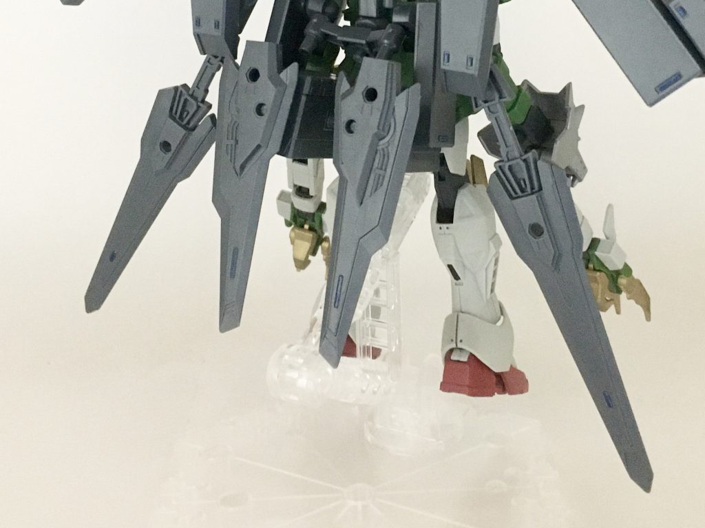 モビルユニット4機。事前に設定した目標を自動で追尾し、攻撃もしくは防衛する、無人式の銃剣。宇宙世紀におけるビット及びファンネルに似ているが、こちらは空間認知能力がなくても使用できる。