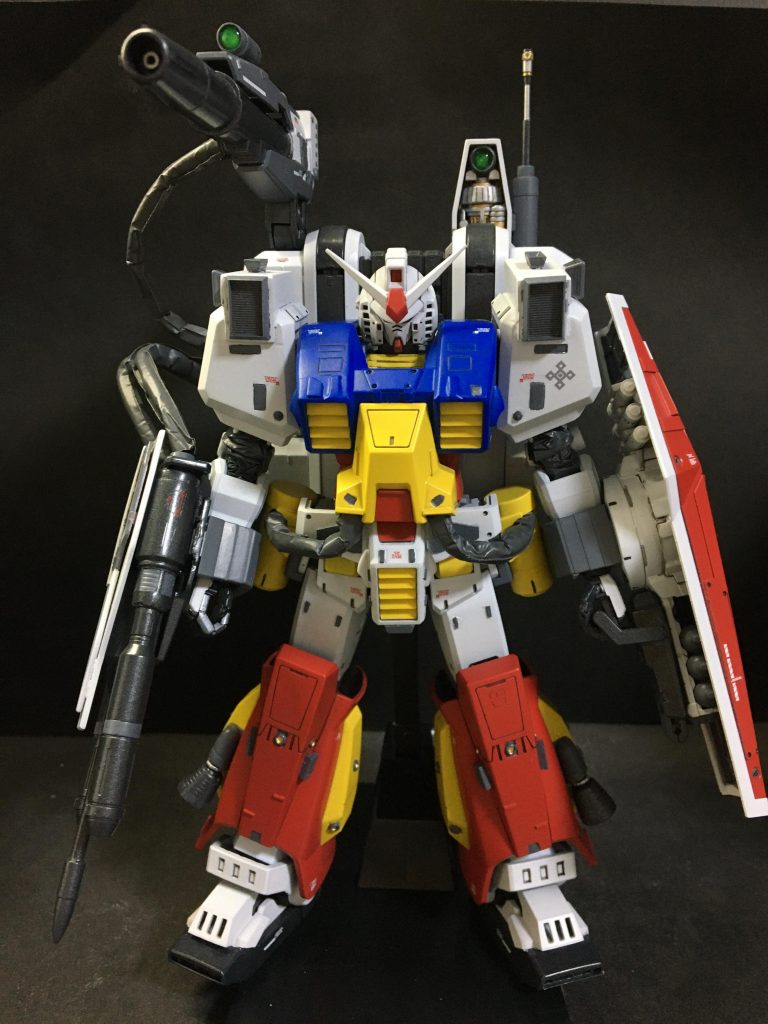 正面今回MGフルアーマーガンダムver.Kaを素体にしてMGのパーフェクトガンダムのアーマーを着せる流れで制作を行いました。元々発売した時代も違うキット達だったりしたので簡単に合わせられる箇所とパーツ削ったり切り取ったりしないと合わせられない箇所とか多かった…。足首の装甲が逆向きなのはパーフェクトガンダムの足装甲の都合上逆向きにしました笑そしてサンダーボルト機体特有の細かいアポジモータも部分部分で彫り丸モールドパーツを入れて再現しました^ ^