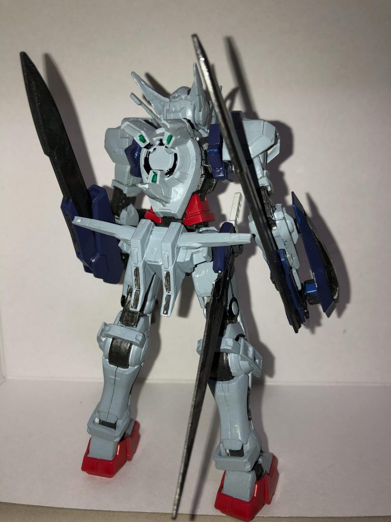 ビームサーベルもしっかり装備。GNロングブレイドも装備しております。バックパックはコーン型ではなくスリースラスター型にしました。設定上ではやや不安定らしいですが、シラネ。これを作った当時は「フルメタル・パニック!」にハマっていて、あれくらいシンプルな武装とカラーにしたいと思っていたのを憶えています。