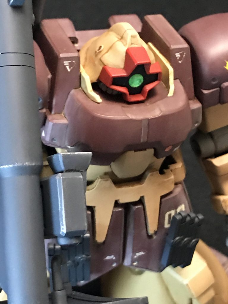 襟を塗り忘れてて慌てて塗ったときのマスキングでデカールが持っていかれたりしておりますが使用感と片付けてスルー。武装は以前ゲラザクを作った時に完成させていたものを少佐から奪回。今回の作品に合わせて少しだけシルバーでドライブラシ。