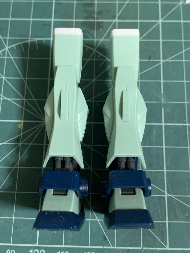 太もも部分で2mm延長し、接続部分がぐらつかないように中でポリキャップの位置を変えている。また、スネカバーはサイド部分を多少削りこんで横への広がりを抑えるように形状を改修した。