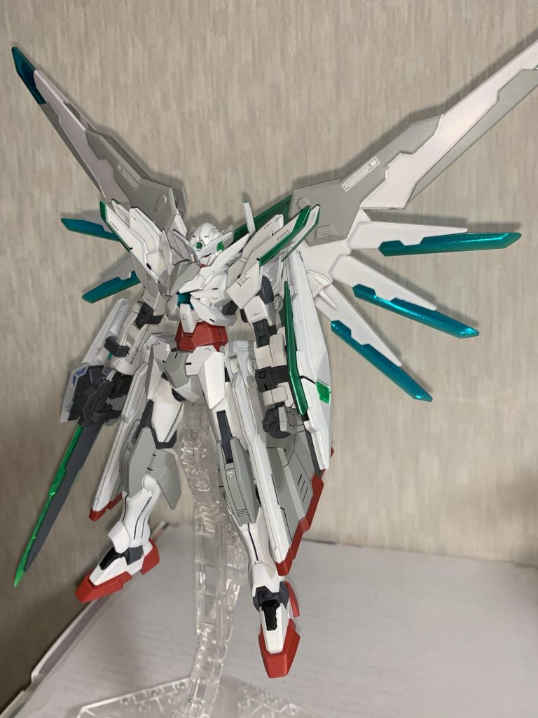 ウイングユニットを着けて完全版スクランブルガンダムの翼を色を変更し採用しています。