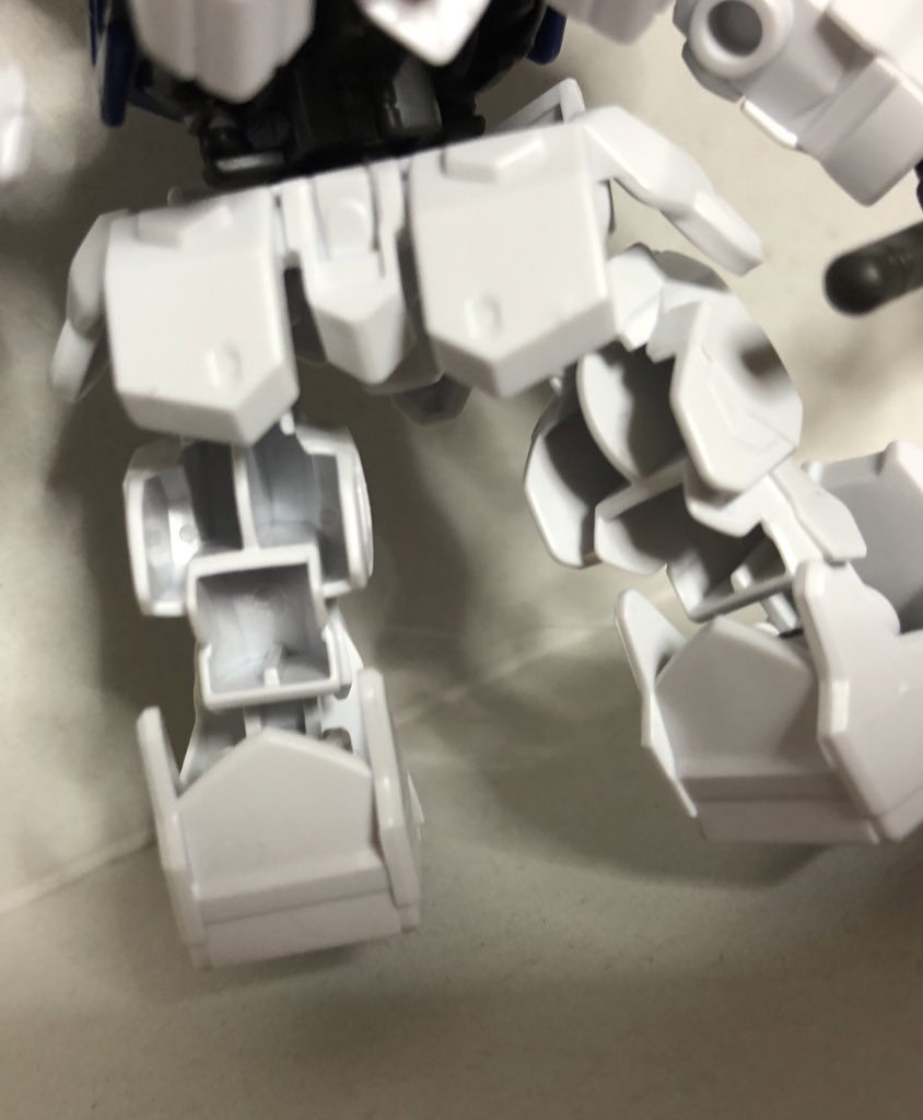 過去最大の肉抜き どうしたものかと考えた末に埋めても造形できないと諦めフレーム色で塗りつぶし それっぽくはなった