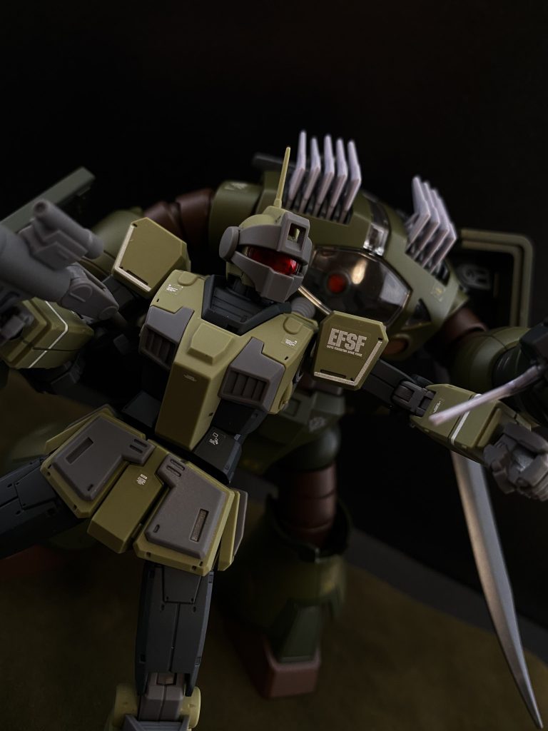 ジムスナイパーの後ろに忍び寄る、バルベ軍曹のゾゴック。