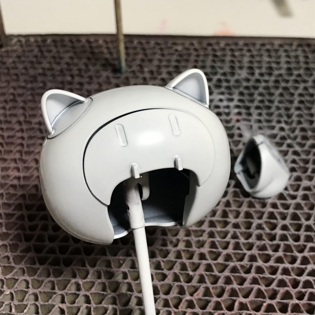 黒い部分をほぼ全て白（ベースホワイト）で塗りつぶしてしまい、茶や黒で塗りました。