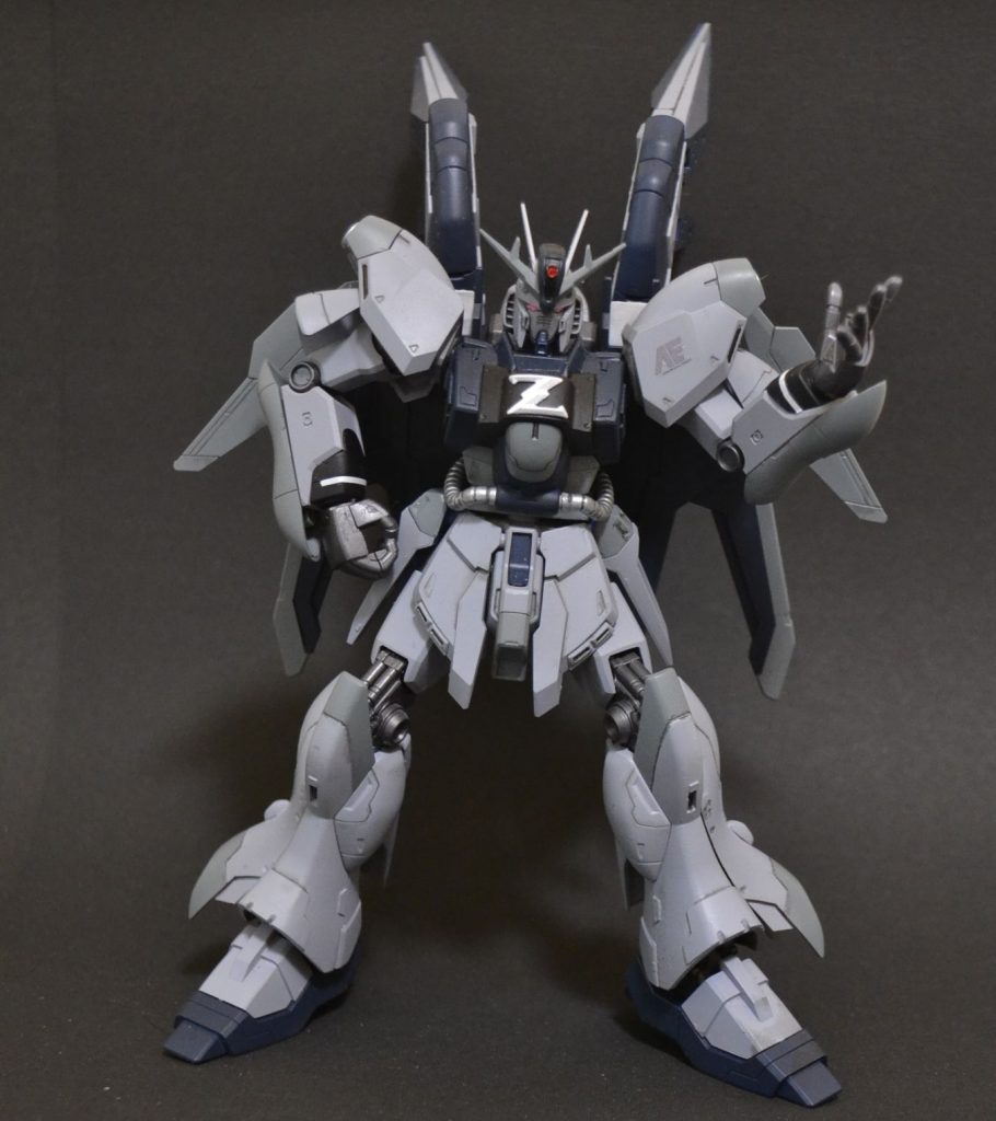 キャプテンジオンのポーズもこの通り。手首は少しでかいですが、ミスサザビーのものがポーズにぴったりだったので。股関節調整でがっちり体型にみせてます。手首の付け根は袖付き風にしてますが、あえて白線1本にすることにより胸のZマークと併せてパチもんぽい雰囲気が出て割とお気に入りポイントです。