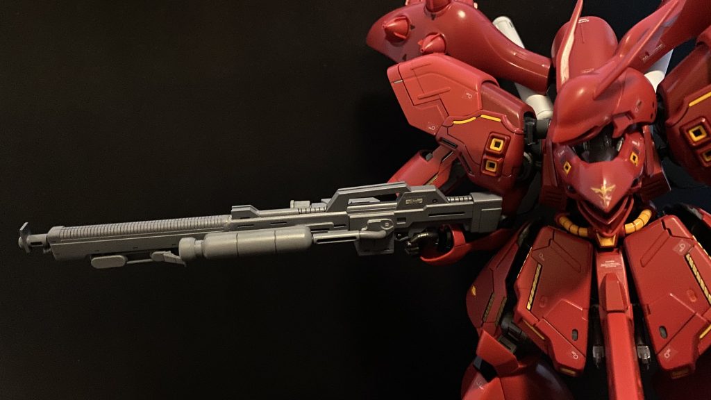 メガビームライフルサザビーの物をベースに改良された。ライフル、マシンガン、ショットガン、3つのモードに切り替えることができる。長距離射撃にも対応し、バイポットも装備している。