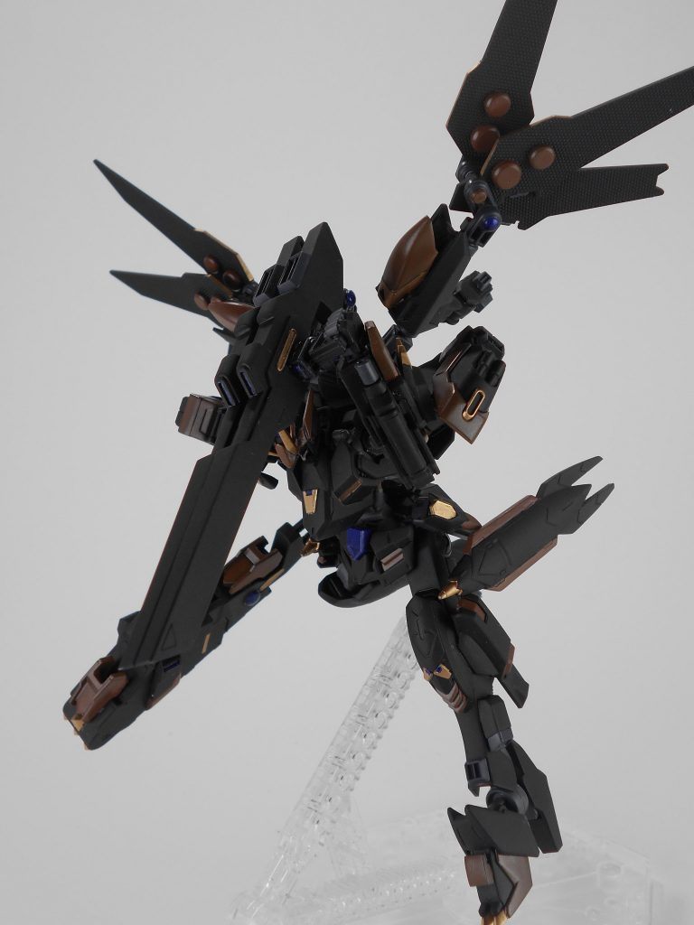 ツインサテライトキャノン改・「イシィヒス」。ツインサテライトキャノンを1つに統合しています。エネルギーチャージ前提のため使用頻度は高くないです。ただ、威力はツインサテライトキャノン以上のため、使用する際は味方への被害が出ないように注意が必要です。「イシィヒス」はギリシャ語で「強震」のアナグラムです。