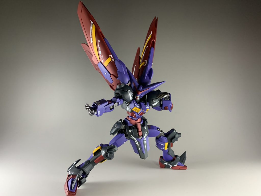 相手に対する構えの構図シュバルツリッターと∞ジャスティスを使用したことで可動範囲がさらに拡大し、マスターのハンドパーツが豊富なのも相まってド派手なポージングをたくさん取れるようになっています!以下写真が続きます