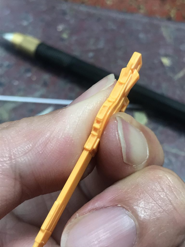 パケ絵を参照に、端折られているディテールも再現しました。1パーツ成型のライフルも上部ディテールをBMCタガネ0.1㍉で慎重に彫ってやりました…コレだけでもかなり効果抜群✌️