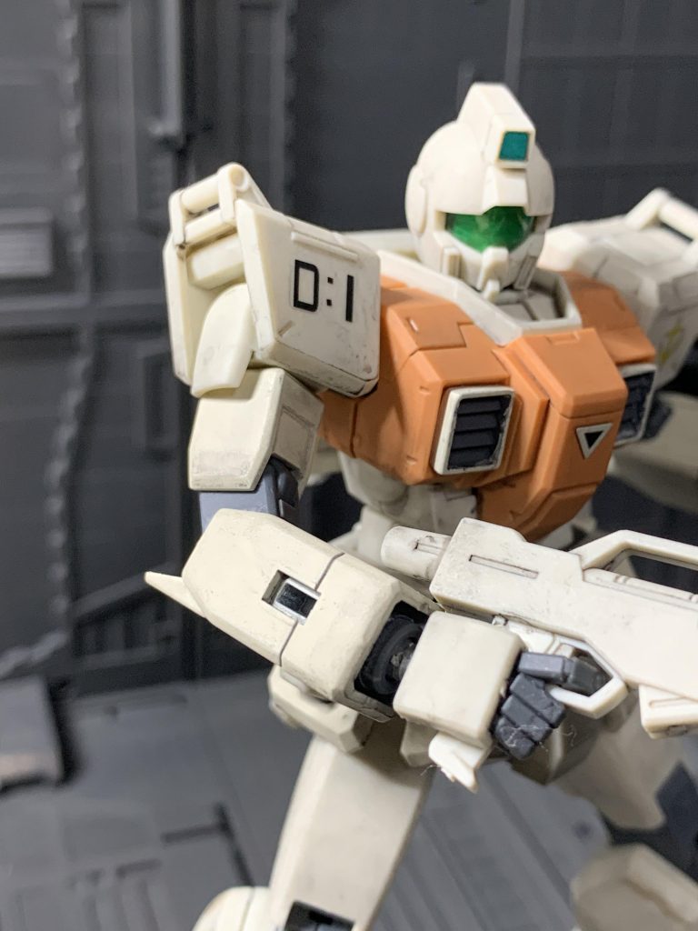 肩部にもデカールを貼っています。なお、前腕部は陸戦型ガンダムを流用しており、合わせ目を消しています。