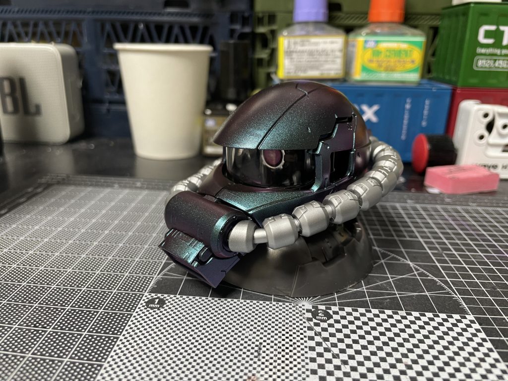 意外とそれっぽい色に。下地は黒サフ使ってます。各可動軸をマスキングして塗装してます。