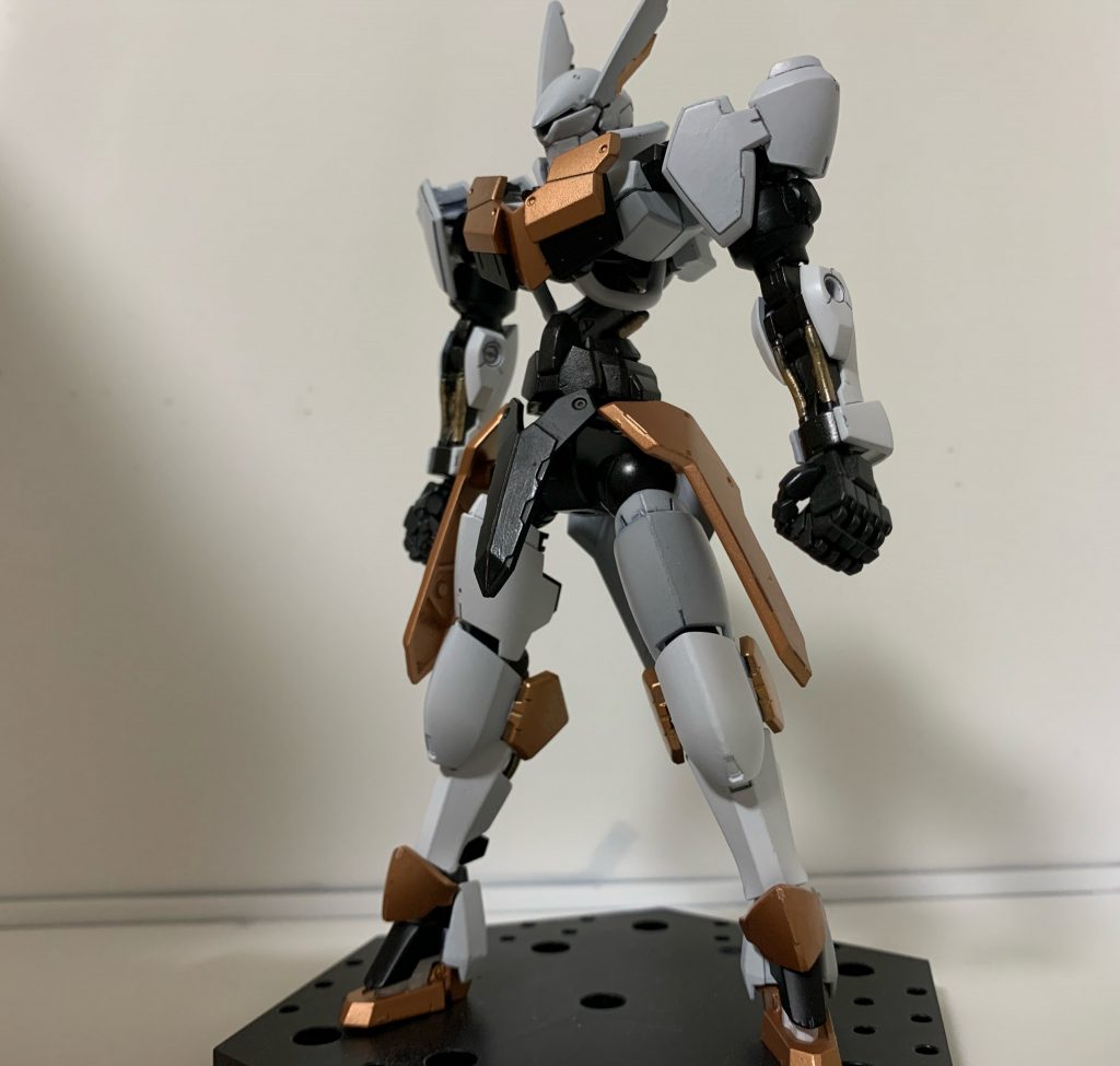 追加武装を装備しても体型が崩れないように胴体部分も少し手を加えてみました。