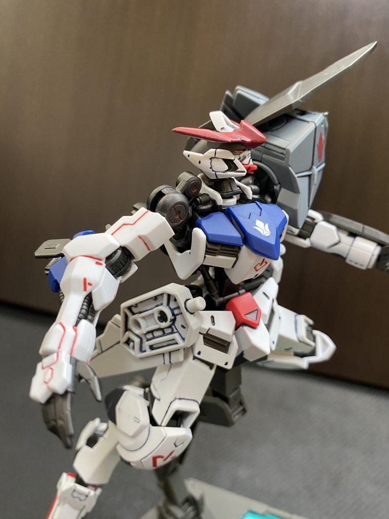 メイスバンカー射出の際にかかる多大な負荷を逃がすため、射出と共に右側のリベイクライフル部はパージされます。ちなみに右目と右腕はリミッター解除イメージで赤いスミ入れや部分塗装を施しています。特に目はアンテナが大きく見えにくいためここで見やすいアングルを。