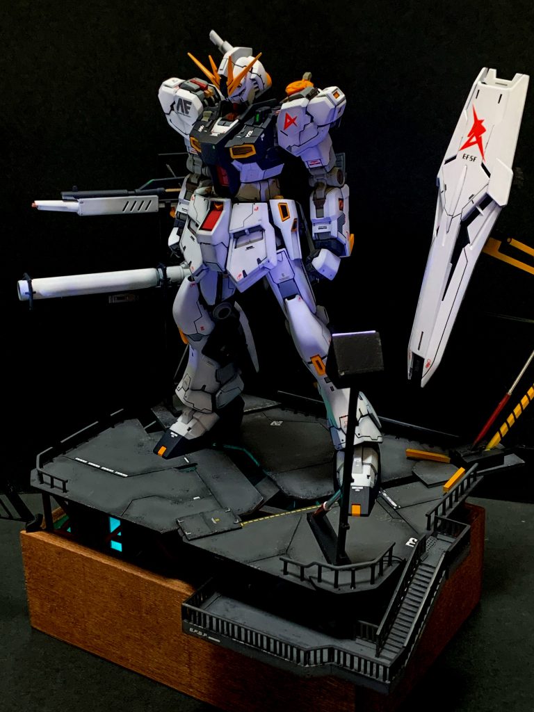 暗い中で光るガンプラはなんか特別感があって凄く好きです