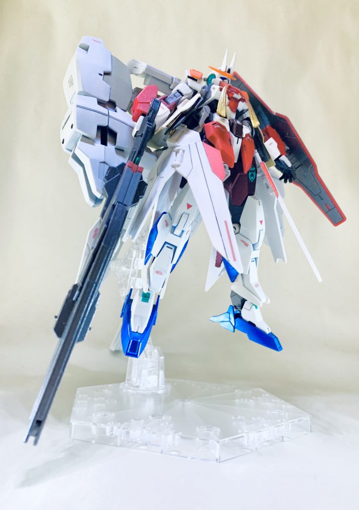 中・遠距離支援形態。こちらがメインのスタイルになります。腰のウイングがスカート状に展開してより女性らしいスタイルに。