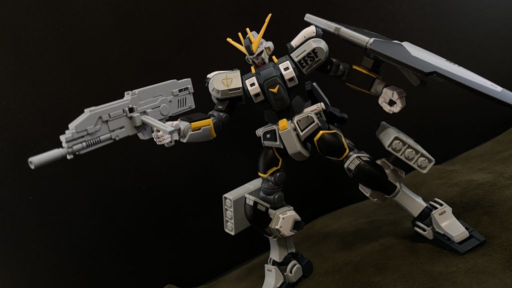 水中対応型ビームライフル水中でも使用可能、あるガンダムのライフルを改良した物だと言われている。三連ミサイルポット両脚部に装備、ミサイルの他、魚雷も装填可能。