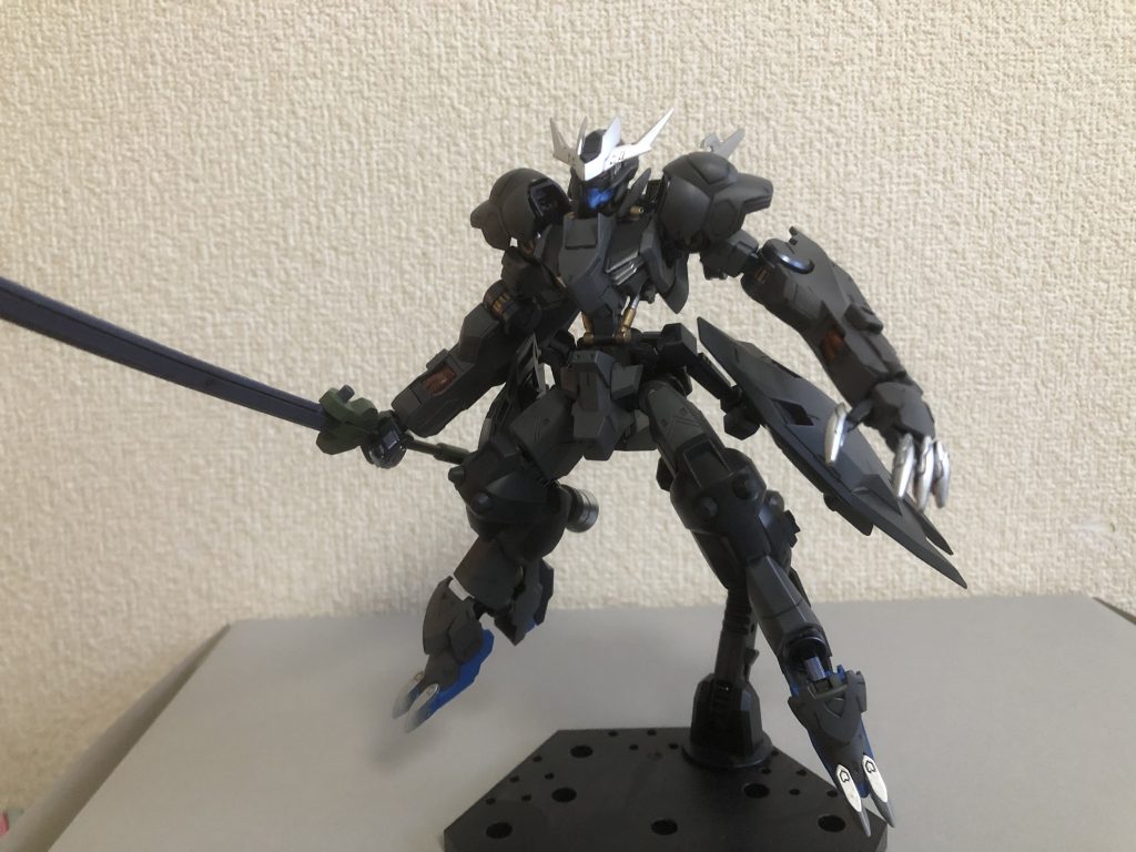 最後に、高機動形態からさらに腰の大型スラスターユニット以外をパージして身軽になった軽装形態です。大型メイスが大太刀になっただけなので、元のルプスレクスよろしく、テイルブレードやマニピュレーターのクローで戦う感じです。