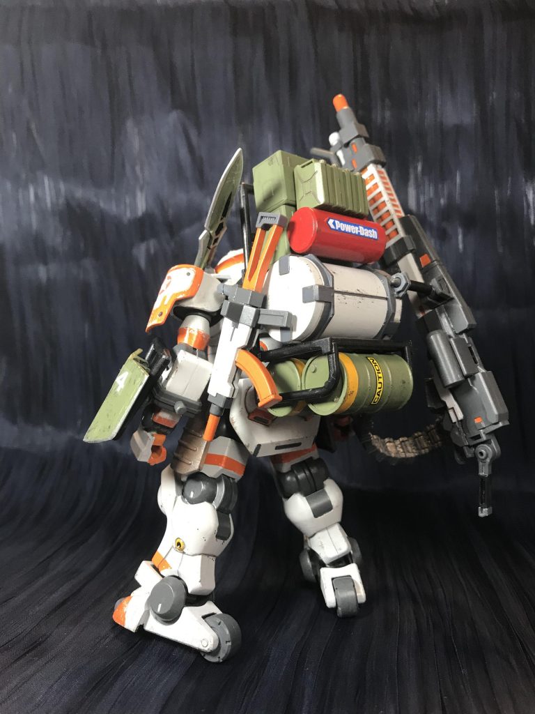 コンビニ2店舗分の食料と飲料水、あとガソスタ2店舗分の燃料を搭載し、エイリアンの潜む過酷な経路を辿り友軍の待つゴールを目指す。君は生き延びる事が出来るか!?コンテナ(?)やドラム缶は全て3ミリ軸接続で取り外しできます。背負子はランナーから作りました。