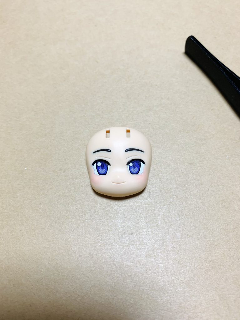 中のパーツを塗りたくって、色んな子のアイデカール等をのせたりして顔つきを確認。アヤメさんの瞳を乗せてみたらしっくりきたので採用。