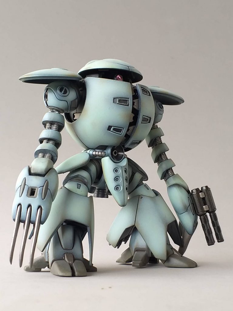 いつもはサフを吹いて加工痕を探すのですが、今回は本体が小さいのでサフを吹くとシャープさが失われるかな…と思って思い切ってサフレスです。…が、やっぱり見逃した加工痕が色々と出てきました。上記の写真はその加工痕が目立つ1枚を自虐のアップロードです。(*´Д`)<次は頑張るぞ!って感じです。