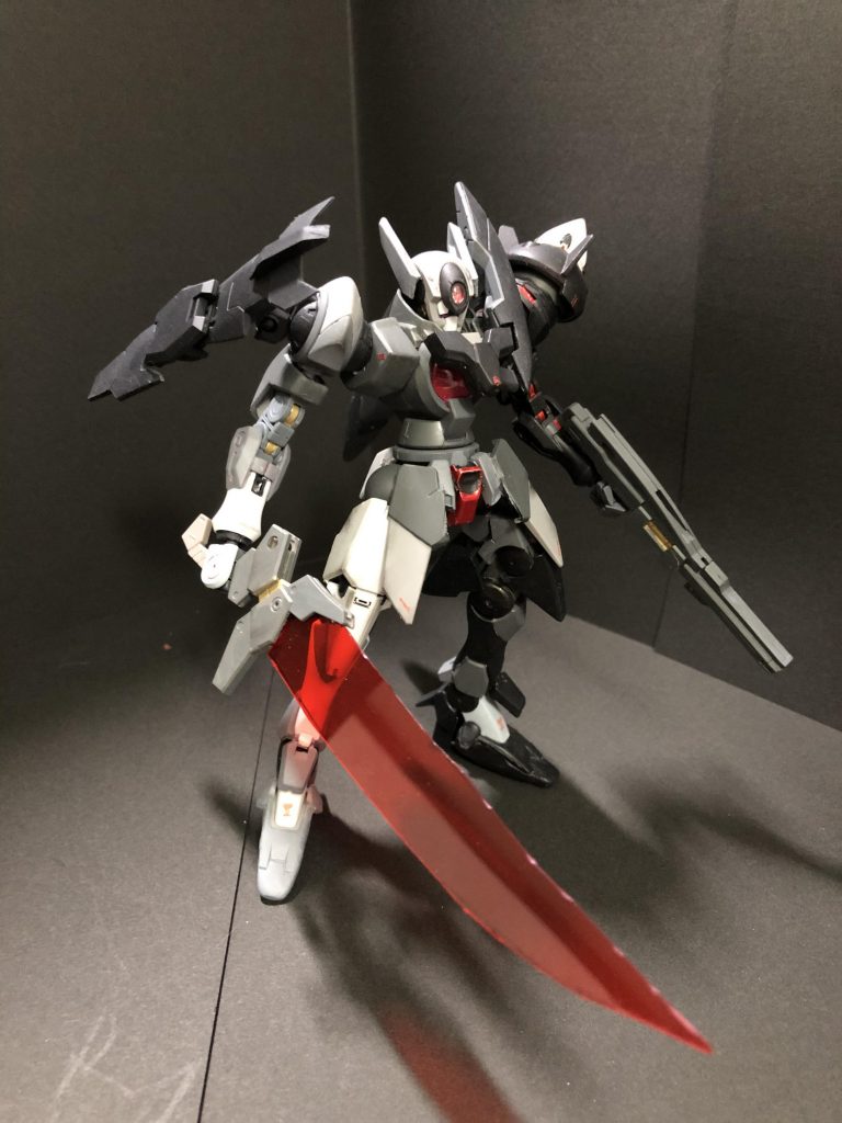 ジンクス・ツヴァイヴァルムジンクスの2号機です。武装はアインと同じです。中近距離むけで、頭部センサーを改修してあります。アインとツヴァイはGNドライヴが2つありますがダブルドライブです。調整器の役割もあるグルントラーゲと合体することで全部で4つのGNドライヴがリンクできるようになり、グアトラブルドライヴが可能になります。きっと。