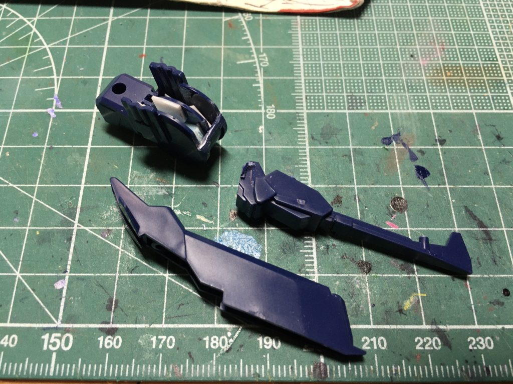 　ここから製作パート。TR-6のドラムフレームには肉抜きがある上、上下2パーツと簡素なので、分割してエポパテでドラムフレームの肉抜きを埋め、整形しました。塗装後は1.5mm真鍮線で接続してます。実は軸打ちでミスってちょっと曲がりました。ぐすん。　映ってませんが腰部ブーストポッドも裏をエポパテで埋めました。